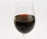 グラスに注がれた赤ワイン